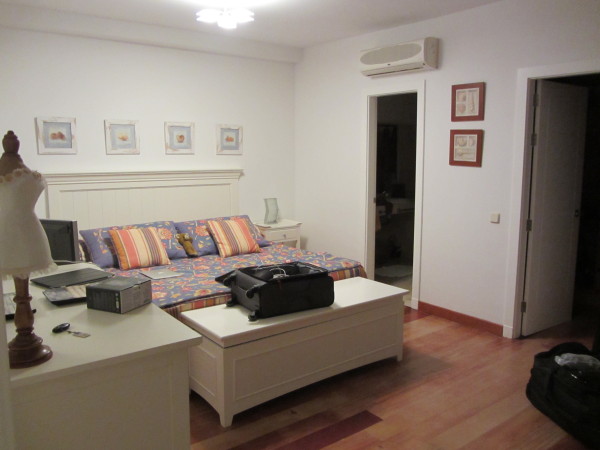 Hovedsoverom. Bad til venstre, garderoberom til høyre. Såpass må det være.