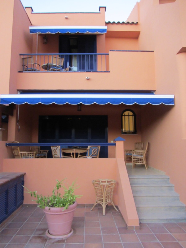 Balkongen til Hana samt terrasse- og sittegruppe nummer .. jeg har mistet tellingen. En av dem. Her drikker vi rødvin før middag, eller spiser frokost. Dette bestemmes vanligvis av tid på døgnet.