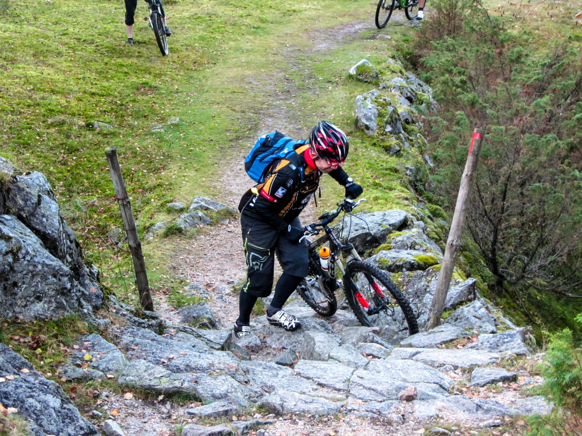 Dagens persongalleri, del 1: Arne. Arne er en TOSK fra Stavangerområdet, for anledningen kledd i klubbdrakt (på stitur?!) men heldigvis i Norrøna sine over-gjennomsnittet frekke baggy stishorts. Forøvrig godt kledd for vinterforhold, selv om det var langt fra vinter. Stiller på 26? hjul. Ja, de finnes faktisk enda! Kom forøvrig, som alle her kan se, ikke opp første crux.