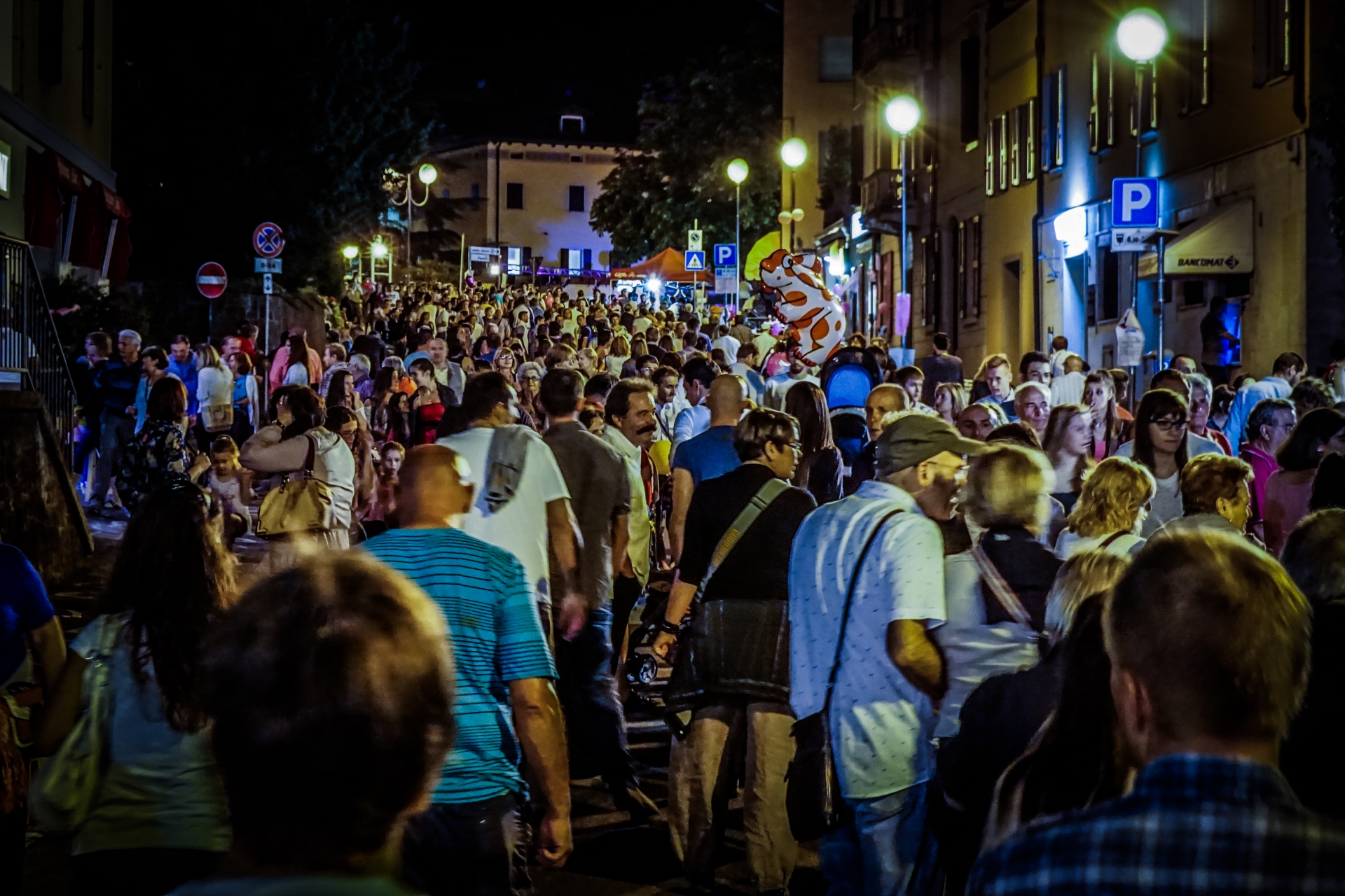 I Castelnovo ne'Monti var det selvsagt en eller annen festival. Hele byen var stappa full av folk. Til og med Mario hadde tatt turen.