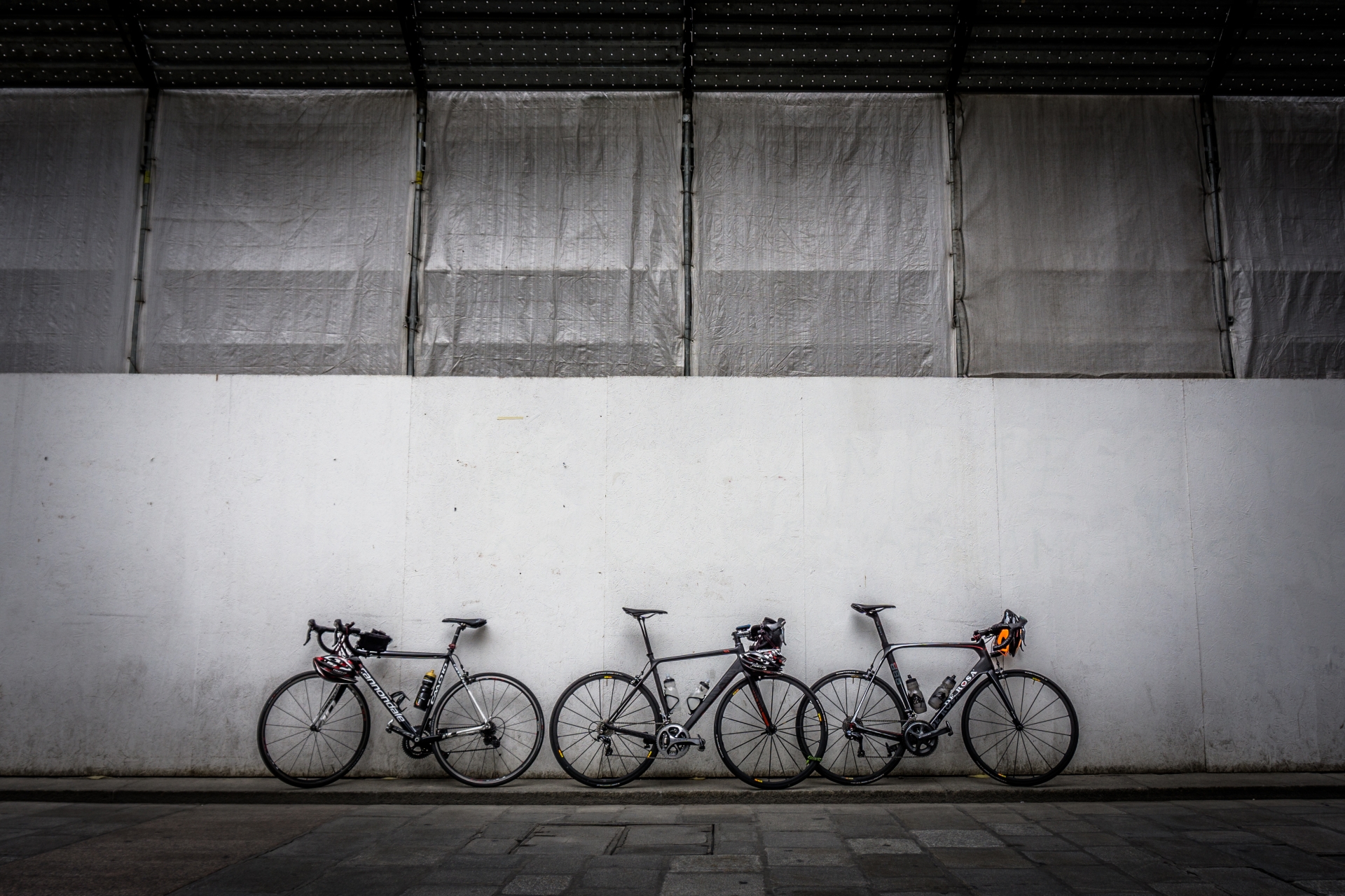 Sykkelparkering i Reggio Emilia. Flere av oss valgte å stille opp syklene med korrekt side vendt mot oss.