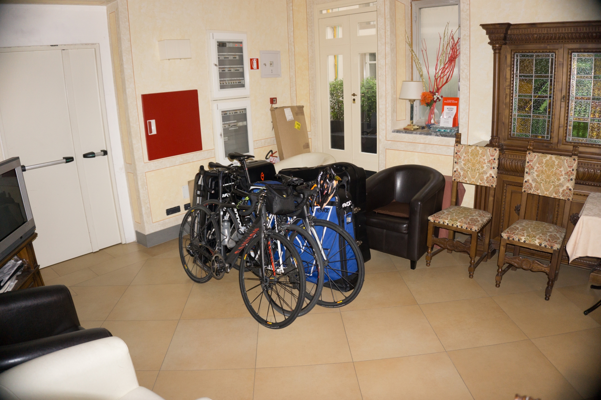 Syklene fikk tilbringe natten i peisstuen til Hotel California.